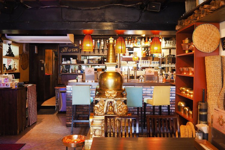 店内には、ネパールの調度品の数々が並ぶ。