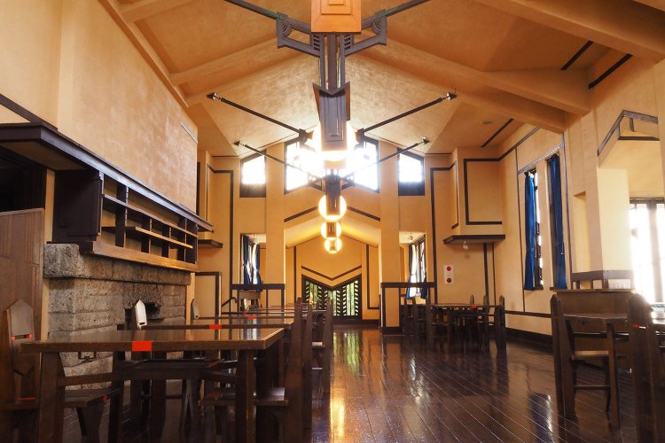 奥行きが印象的な食堂。喫茶付見学ならここで焼菓子とドリンクをいただける。