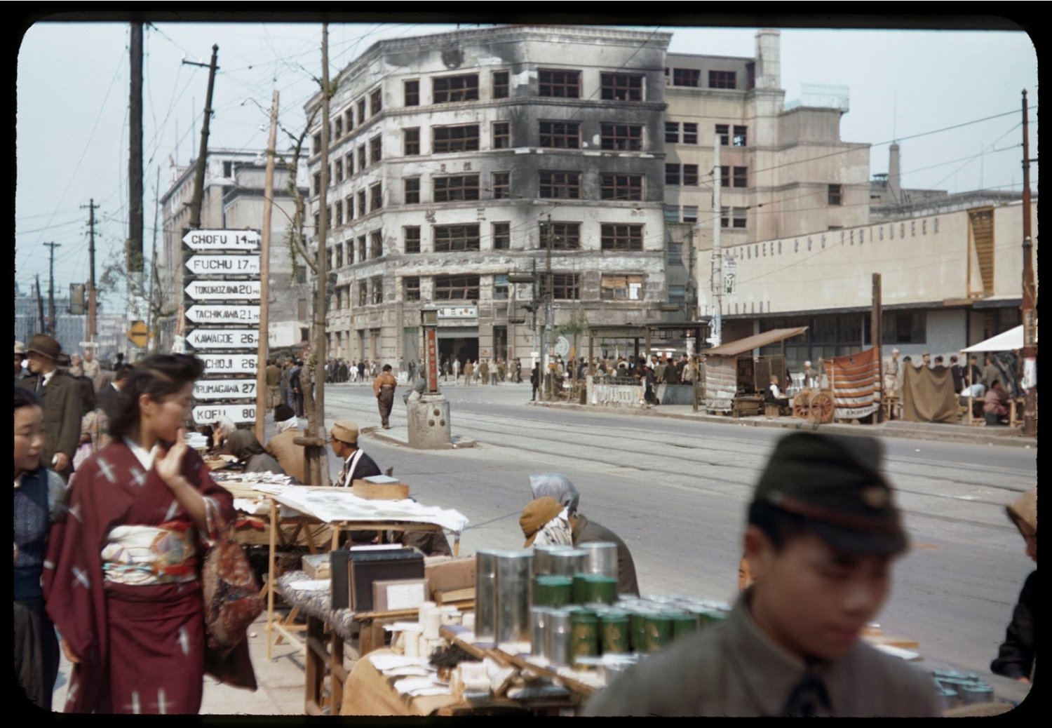 ４）銀座４丁目付近の露店（衣川太一コレクション, 1940年代後半）