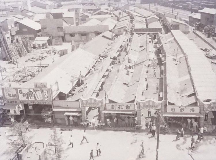 新宿の和田組マーケット（1940年代後半, 東京都公文書館提供）。