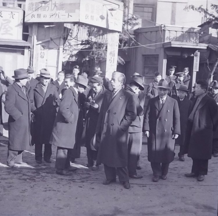 新宿の和田組マーケット露店部の整理とその後の記録写真（1950年頃, 東京都公文書館提供）。