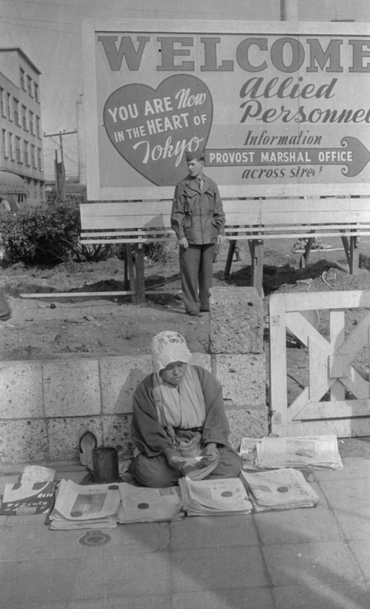 有楽町の露店（撮影/菊池俊吉, 1946年3月）。