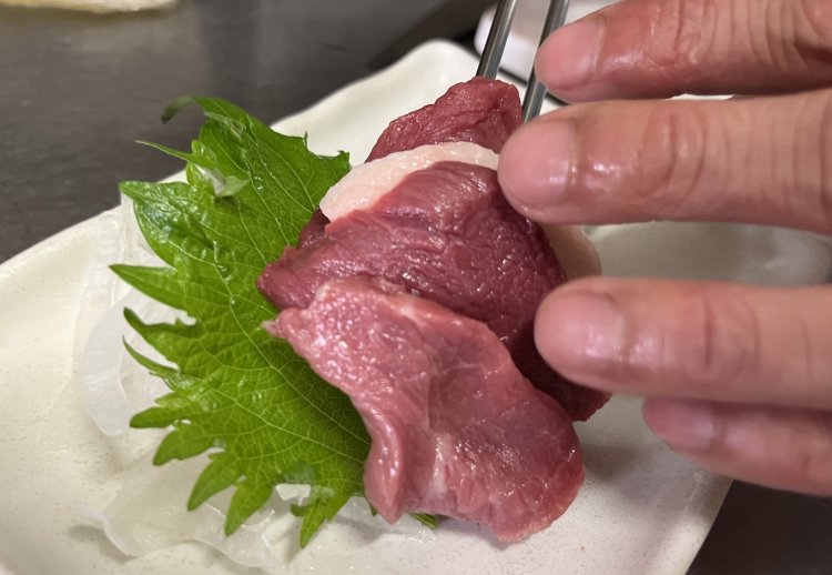 しっとりと艶めく赤身が鮮度の良さを物語る。