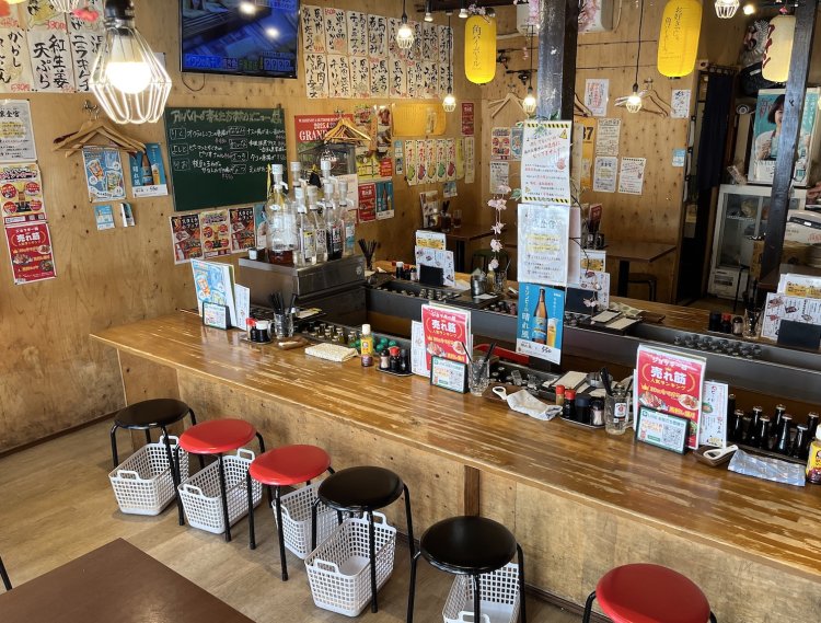 卓上にある栓抜きでお酒や割りものを開栓して飲む。その行為自体が楽しい。