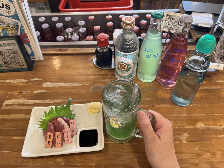 馬刺しとコダマサワーで1杯。どぶづけを横目に、気楽に過ごすカウンター時間。