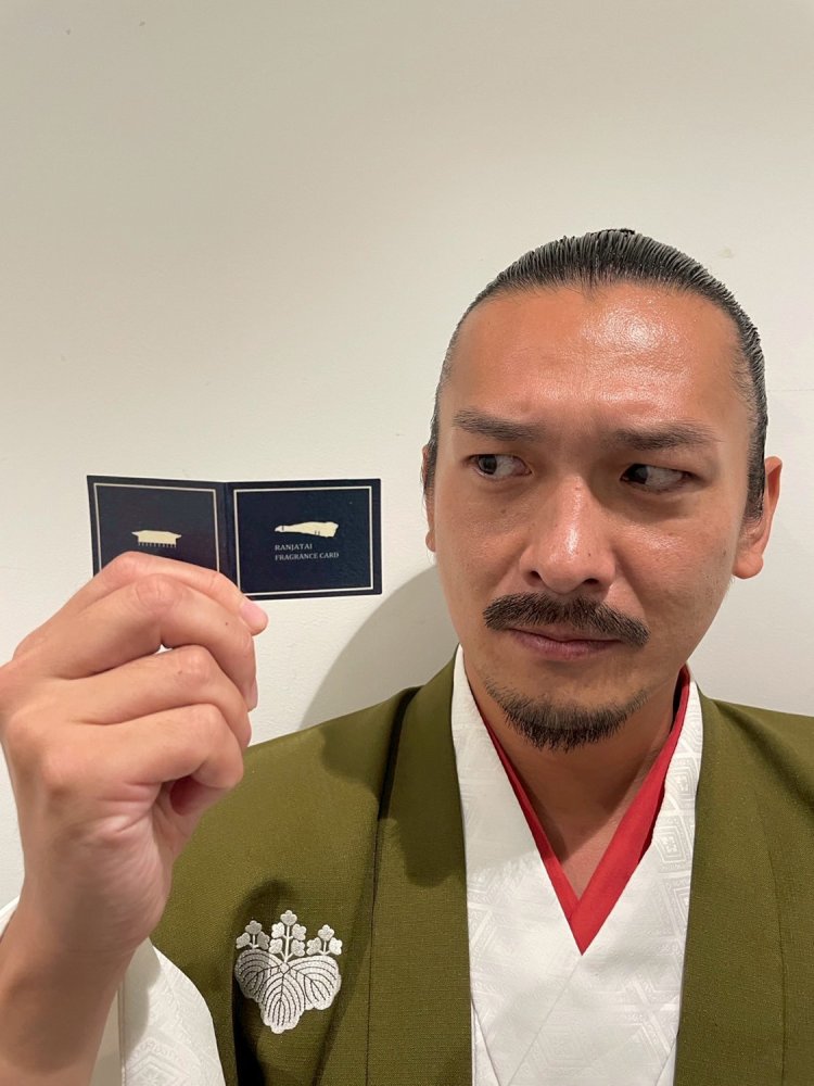 「蘭奢待香りカード」で香りを試す信長様。
