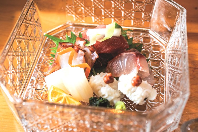 マダコ、ハモなど旬の4、5種類が入る。豊洲市場へ仕入れに足を運ぶ。