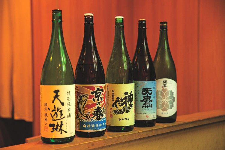 米の旨味があり、キレがよく、食事とのおいしさの相乗効果がある純米酒が中心。右から、船生さんの故郷・栃木の開華と天鷹、神亀（埼玉）、京の春（京都）、天遊琳（三重）。1合1200円～。