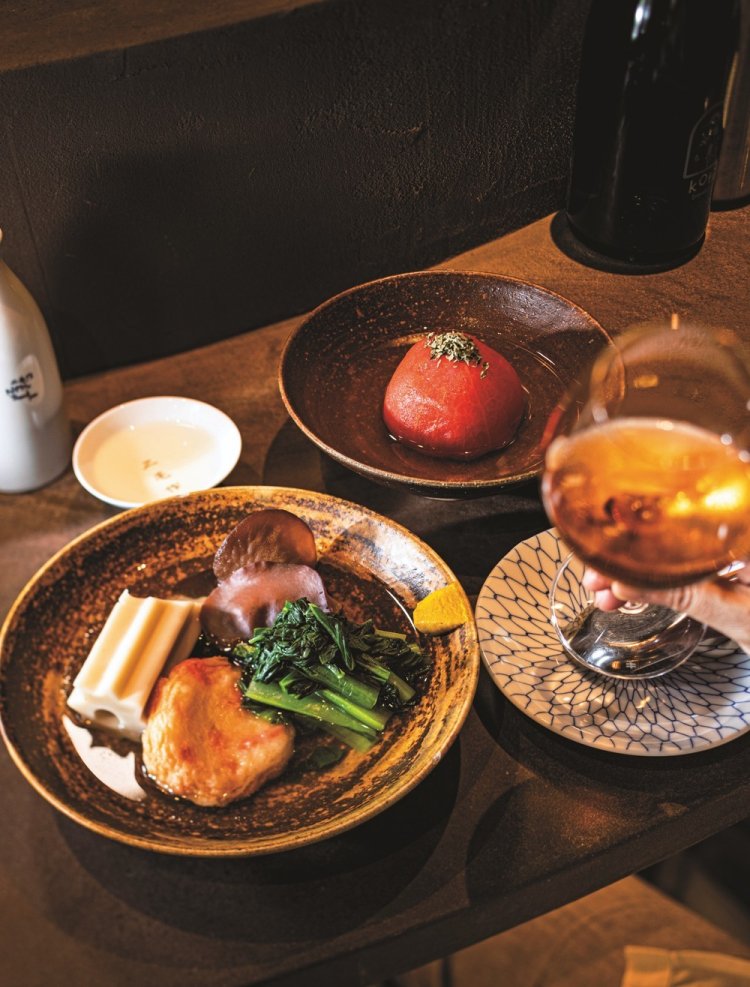 おでんの出汁は、昆布とかつお節、日本酒と塩のみで調味。やさしい味わいが、旨味と余韻たっぷりの燗酒や、ミネラル感や旨味が相乗するオレンジワインと抜群の相性だ。