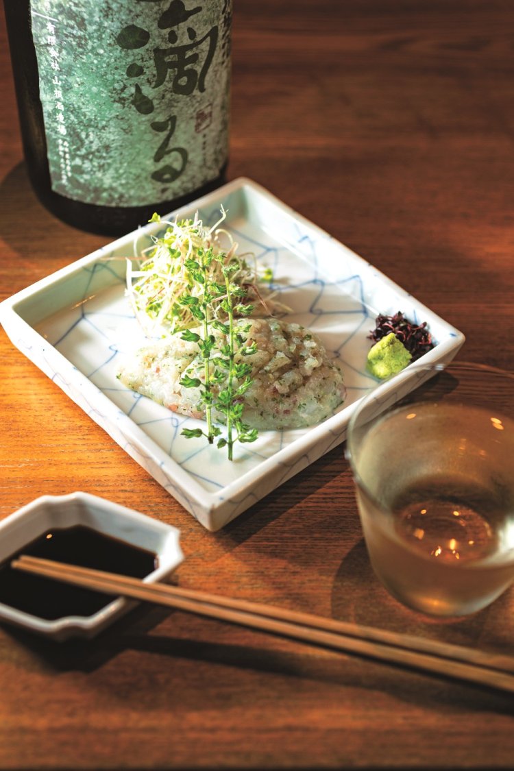 本日のなめろう880円は、高知宿毛漁港直送のハマフエフキを注文後に叩く。白身魚らしい上品さ。