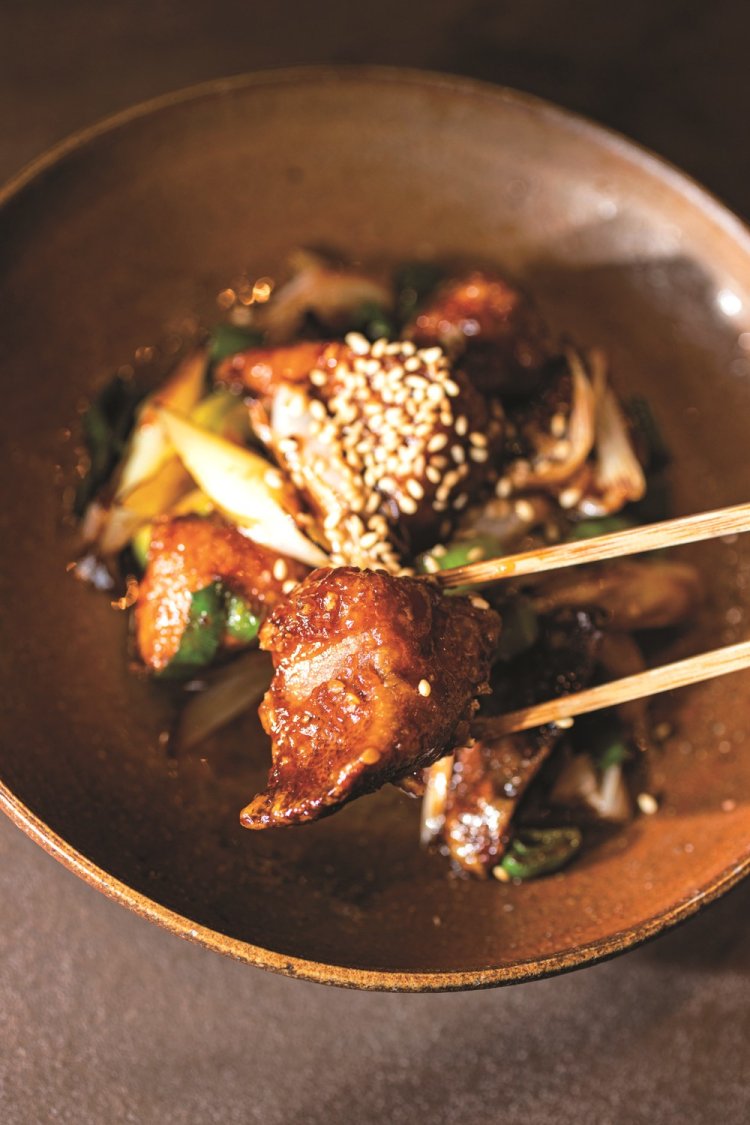 &の純レバ焼き680円は、鮮度のいいレバーを甘辛だれで。