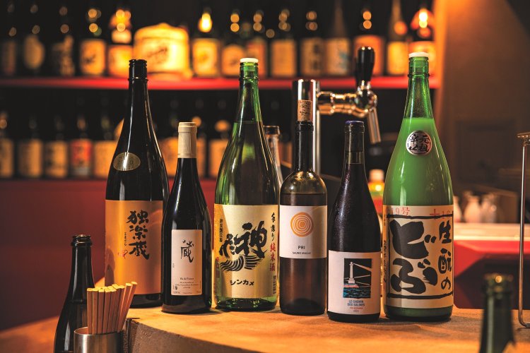 温めて味わいに変化が生まれる日本酒1合880円～や、ぐびぐび飲めるミネラル感・出汁感のある自然派ワイン（グラス1030円～）を多数ラインアップ。