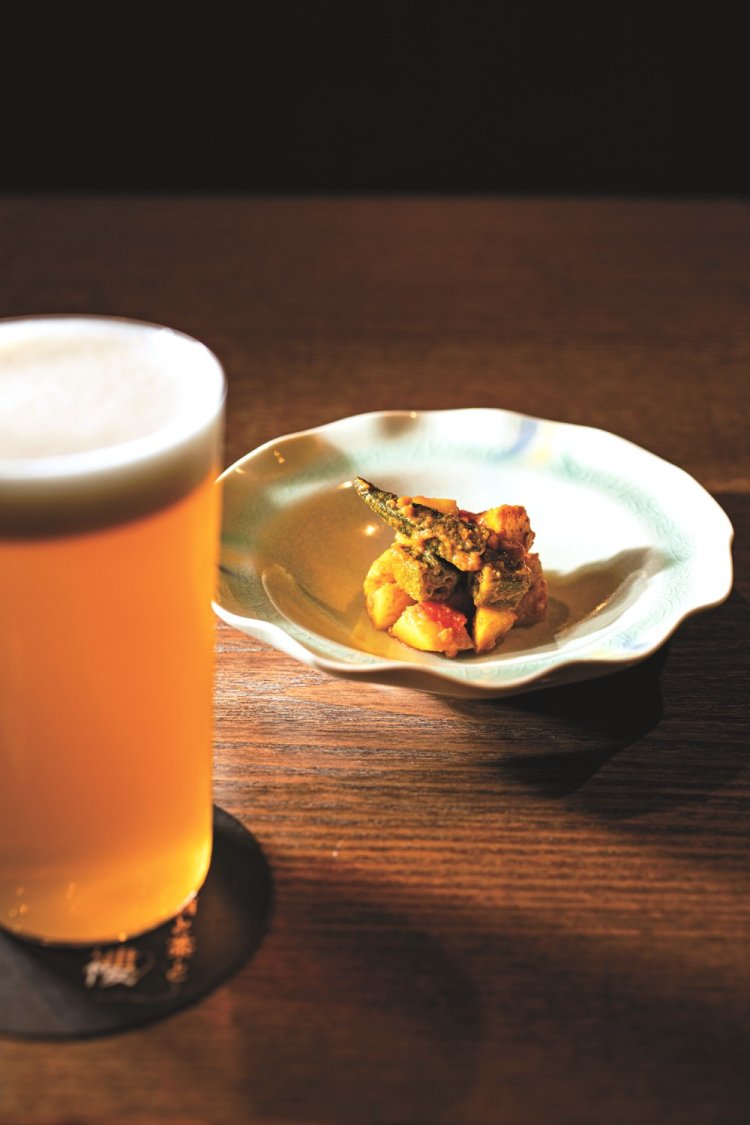 スパイシーなオクラとじゃがいものタルカリ500円。志賀高原ビール樽生800円。