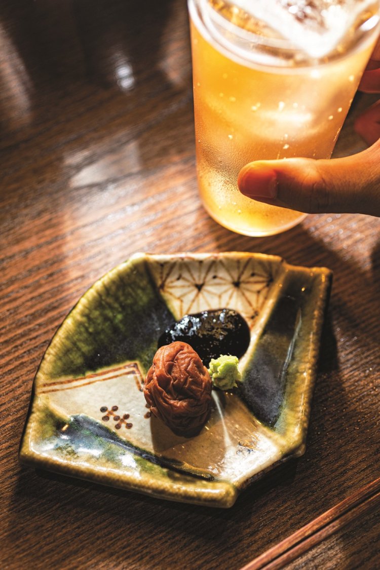 梅干しの燻製とのりの佃煮と生わさび500円に、烏龍茶ハイボール700円のウイスキーがよく合う。