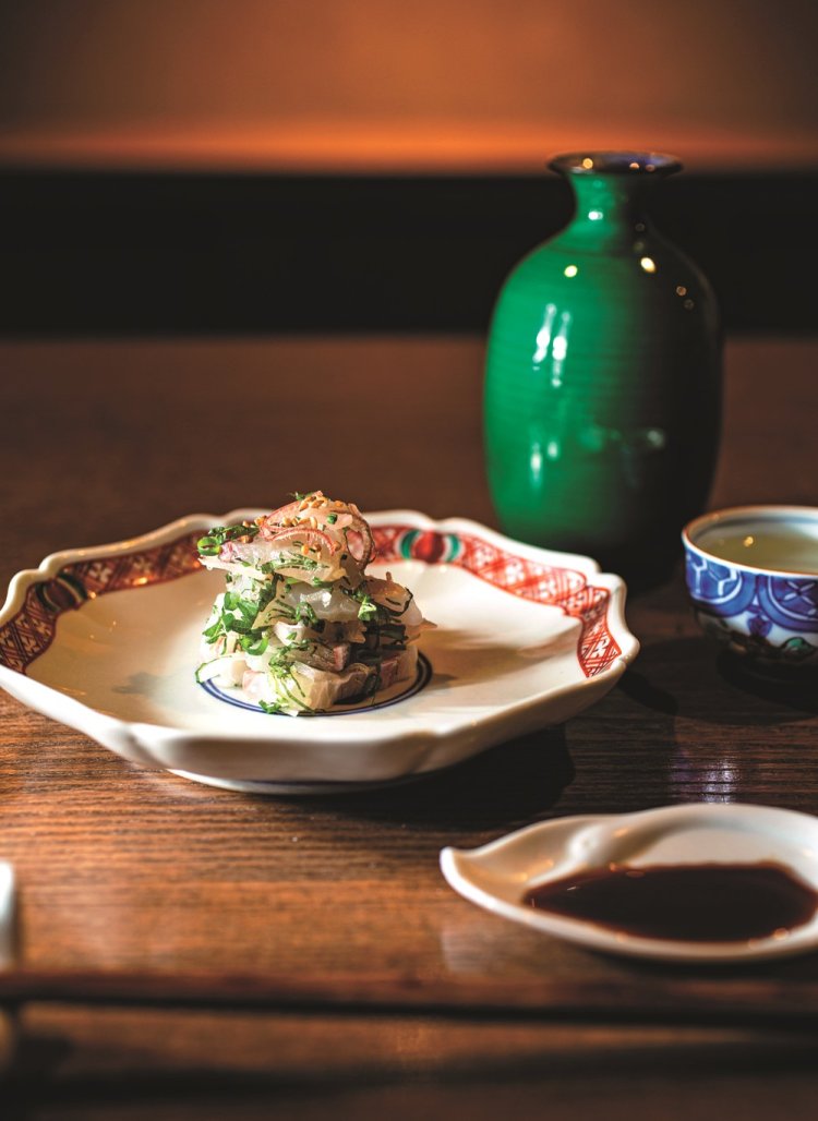 シソにショウガ、万能ネギを合わせたかんぱちの薬味和え900円には、燗酒500円～を。