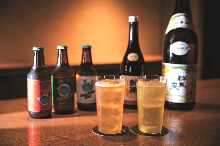 ジンベースの煎茶ハイボール700円、ダージリンティーハイボール900円。日本酒はお燗でやさしく飲めるタイプが厚めに揃う。志賀高原ビールはボトル800円～も用意。多様な酒の“反復横跳び呑み”も自在。