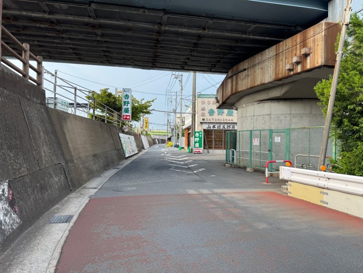 川沿いに船宿の看板が見える。