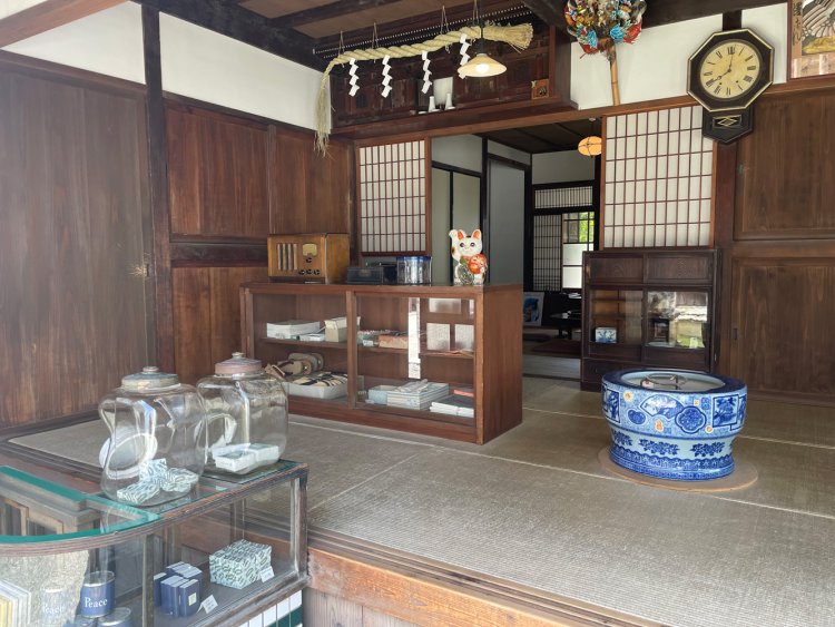 たばこ屋店頭。