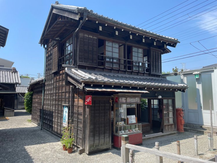 たばこ屋（旧本澤〈ほんざわ〉家住宅）。