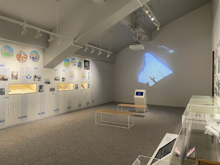 屋内の展示。埋め立て以降の新しいまちを紹介。