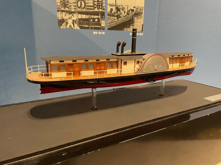 浦安と両国を結んでいた蒸気船、通運丸の模型。