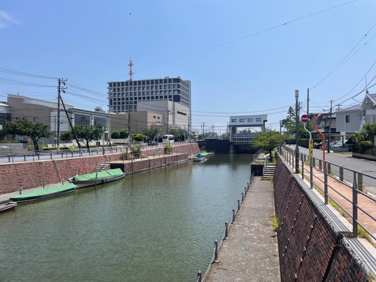 境川。正面の中央が東水門、左手は浦安市役所。
