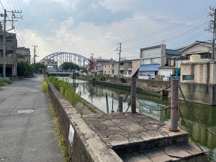 境川。左手奥に境川西水門が見える。
