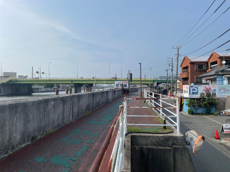 蒸気河岸（じょうきがし）。黄緑色の橋は浦安橋。