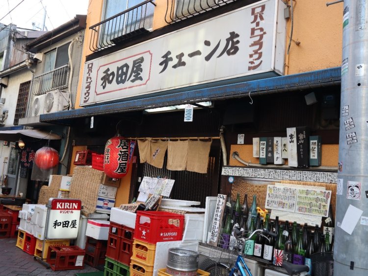 JR高円寺駅北口から徒歩3分の路地裏に立つ。