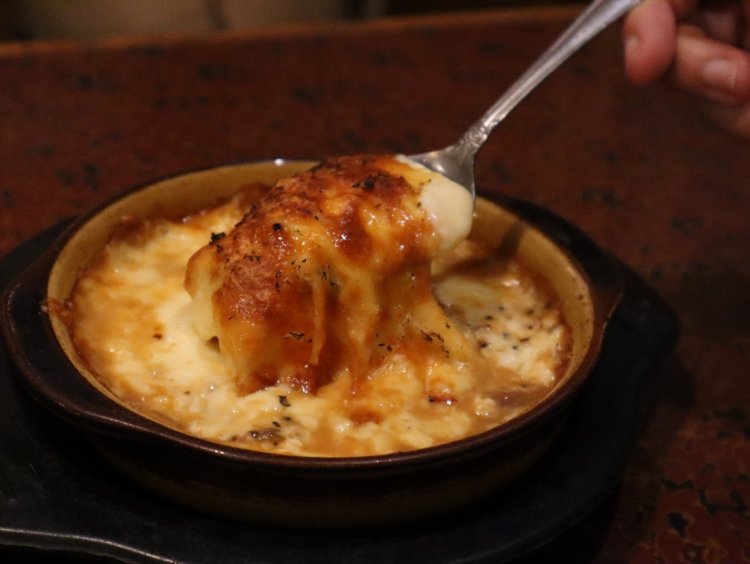 名物のサバ味噌グラタン680円は、納言の薄幸がテレビで紹介してブレイク。