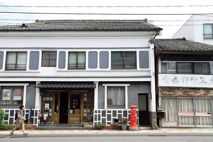 江戸時代に北国街道の宿場町として栄えた小諸には、古い建物が健在。