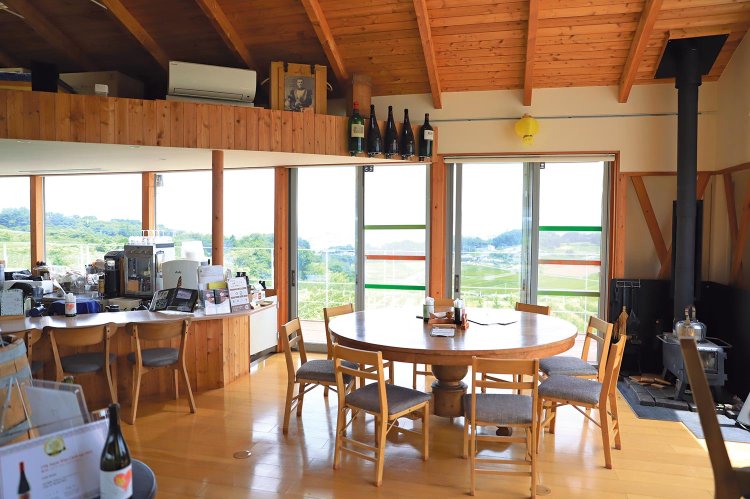 ブドウ畑を望むカフェでは同社のワインを味わえ、購入もできる。