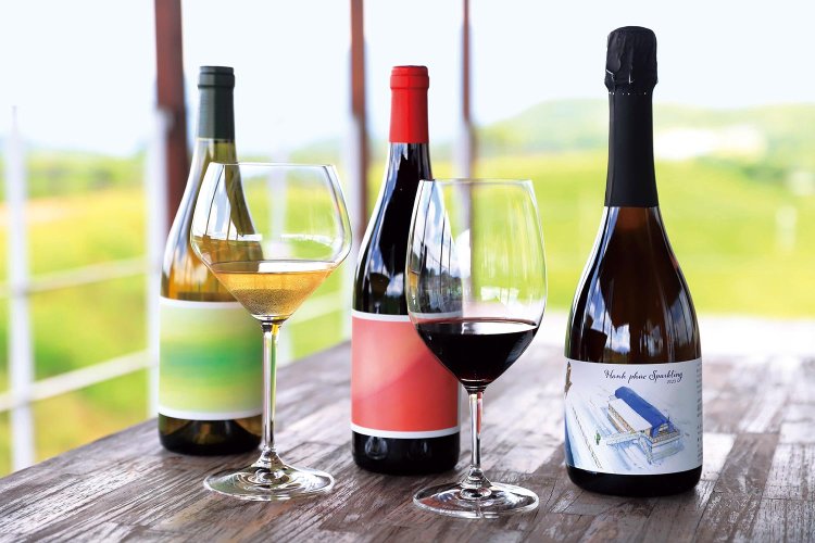 1年熟成のハイン・フック・スパークリング5060円とMimakigaharaシリーズ各6050円（すべて750㎖）。