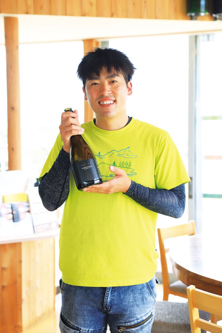 醸造責任者の富岡隼人さん。「ワイナリーの隣に一日1組限定の宿泊施設も造りました」。