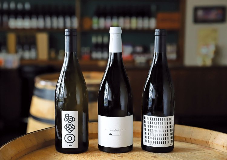 左から自社と小諸産のブドウを主に使うメゾンシリーズ4620円、すべて自社ブドウで醸すドメーヌシリーズ5500円～（すべて720㎖）など。