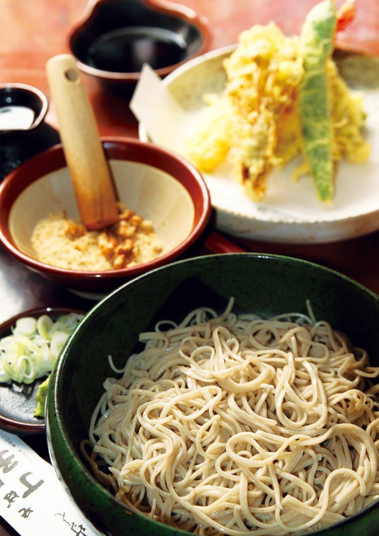 クルミをすってつゆに入れることでコクと香りが増すくるみそば。秋は山茶茸（やまちゃだけ）、丸ナスなどが入る天ぷら付きで2250円。