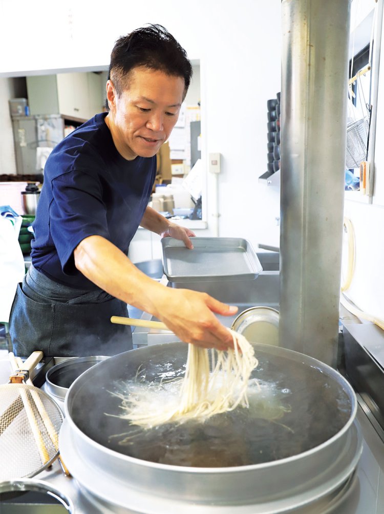 「10月末から新そばが登場します」と10代目の依田利宣（よだとしのぶ）さん。