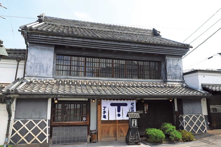 築140年の土蔵で営業。