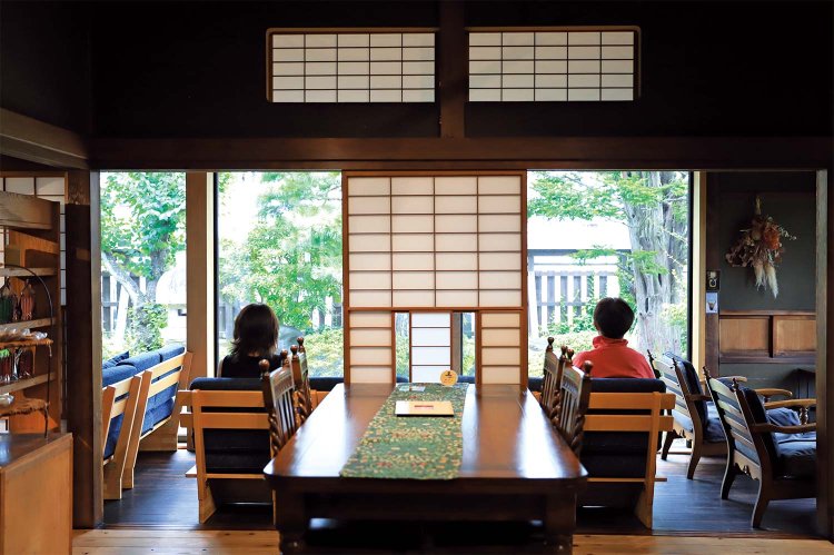 庭を望む店内。