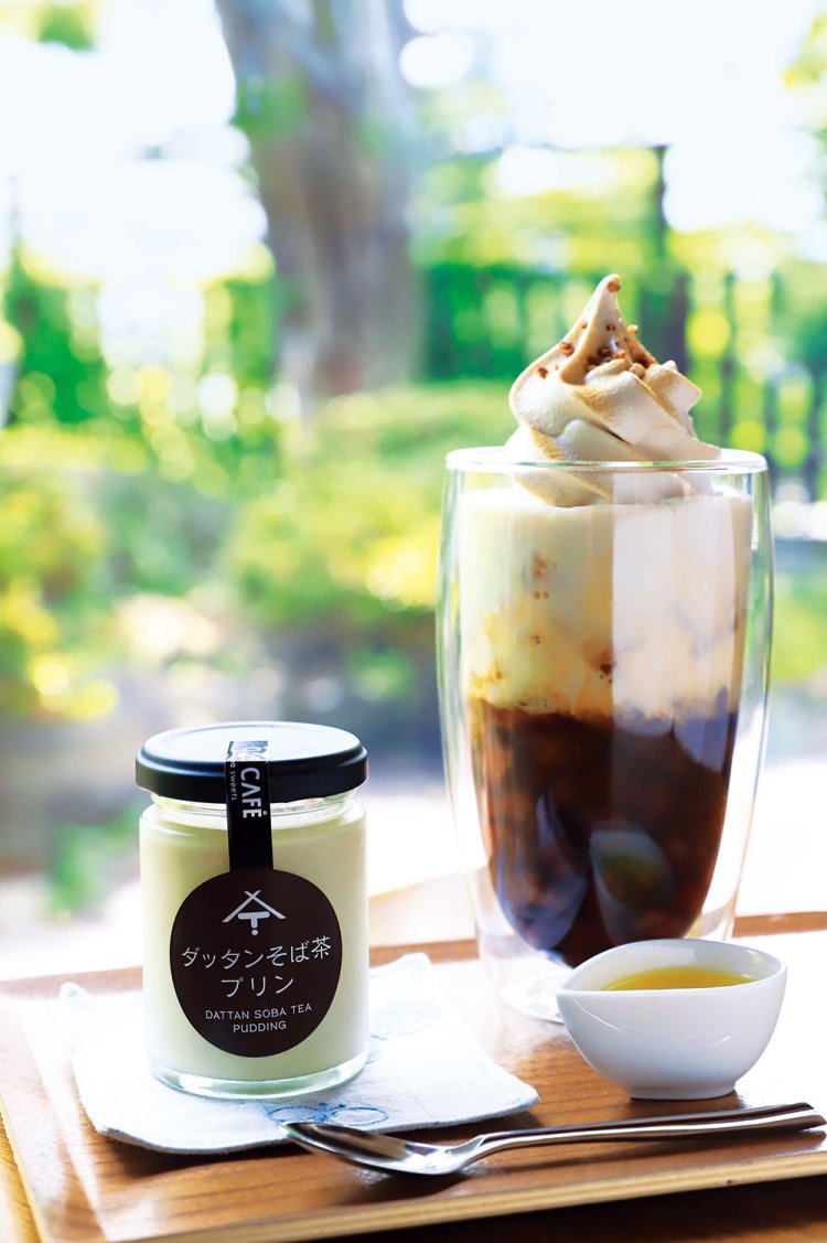 黒蜜入りのそば茶ラテにそばソフトクリームを浮かべた、そばづくしコーヒーフロート800円、ダッタンそば茶プリン400円。