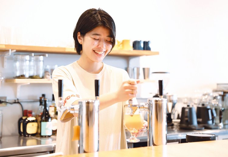 タップから注ぐ、地元のハードサイダー（リンゴのお酒）も。