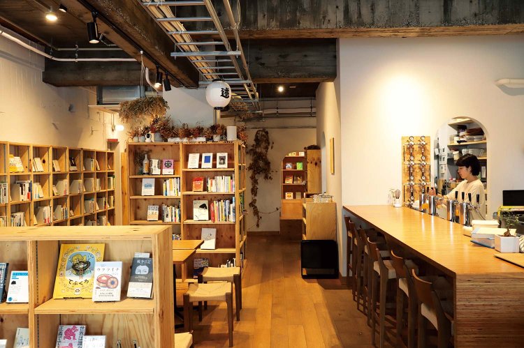 岡山さんセレクトの書籍や絵本が並ぶ。