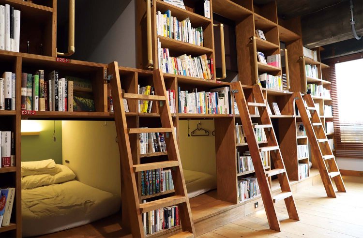 古書購入だけの利用も可能。男女ミックス（上）と女性専用のドミトリー、個室一室を用意。