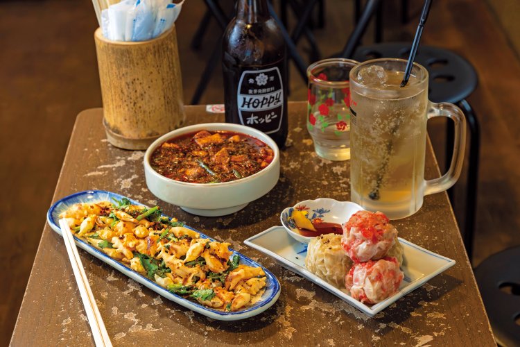 手前からスナックパクチー300円、紅白焼売400円、 麻婆豆腐500円。料理は60種以上で炒飯や焼きそばも。ホッピー450円とナカ250円。酒場なのでお酒も注文するのがルール。