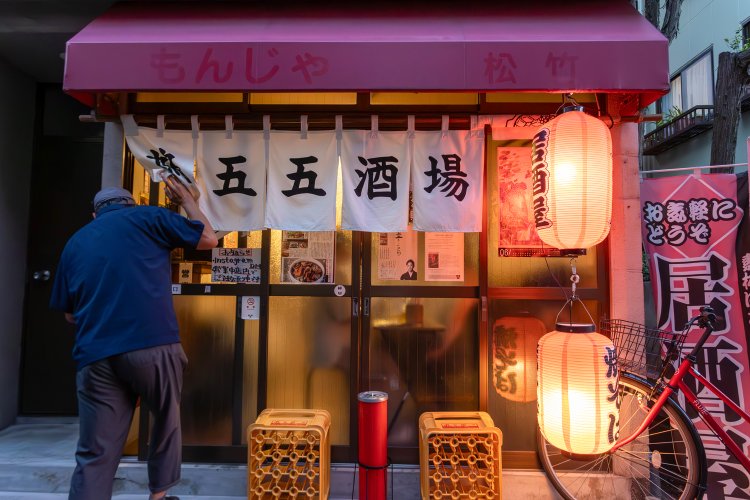 住宅地の細い路地に赤提灯。