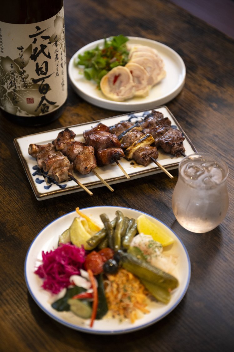 前菜の盛り合わせ800円、もつ焼き5本盛り850円は左からハツモト、オッパイなど。六代目百合600円。