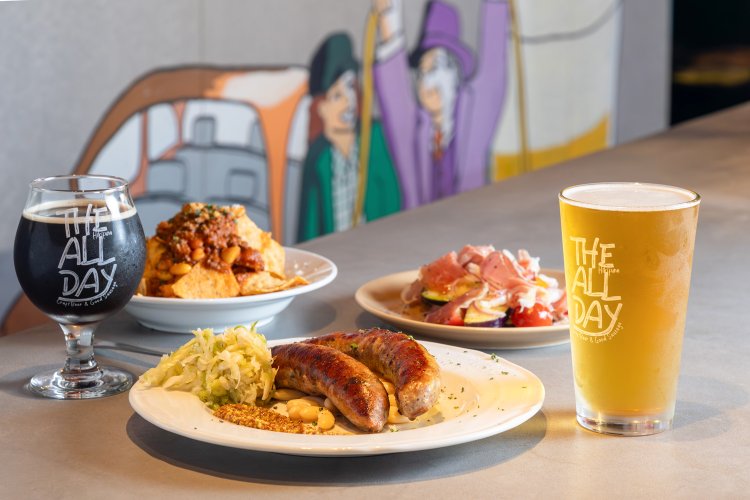 「Gangi Brewing」とコラボしたGOLDEN BALL フル1700円（右）と「シンキチ醸造所」のナイトキャップスペシャルハーフ1300円。あらびきをはじめソーセージは各1080円。