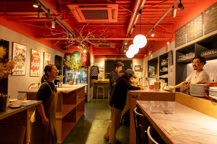 立ち飲み客もいればベビーカーで来るママも。