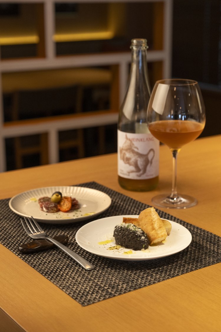 マッシュルームペーストに香辛料を加えたデュクセル450円と、東向島『Otis』のサラミ2種700円。