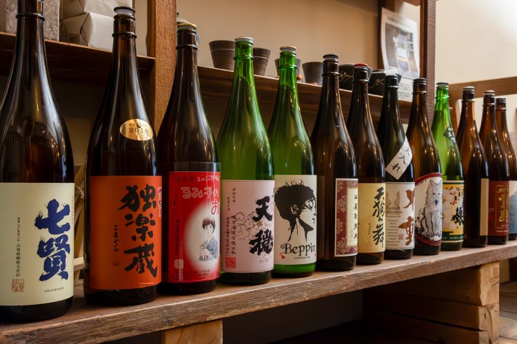 食中酒や燗映えする日本酒が約20種。1合各900円。